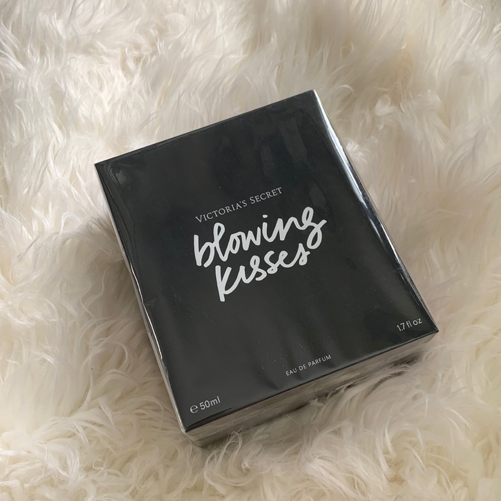 Victoria secret parfum. Blowing kisses.